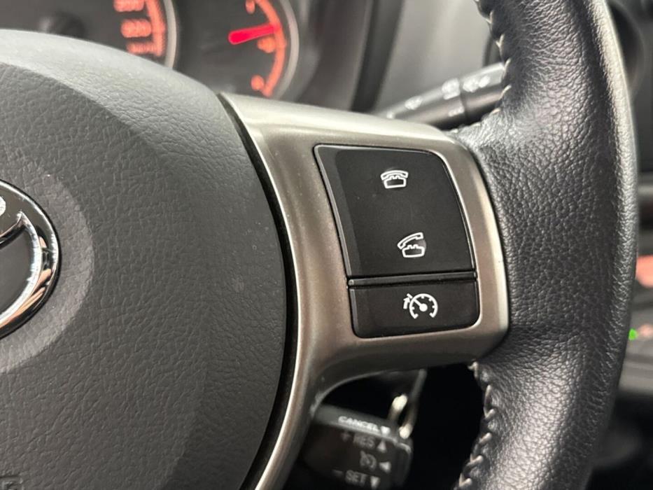 TOYOTA Yaris 2015