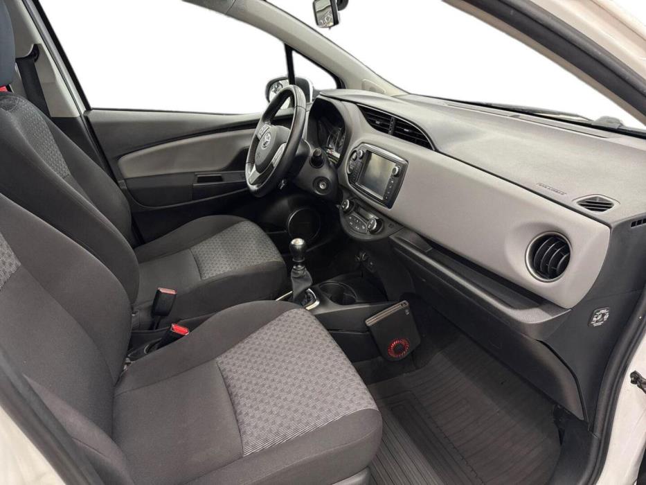 TOYOTA Yaris 2015