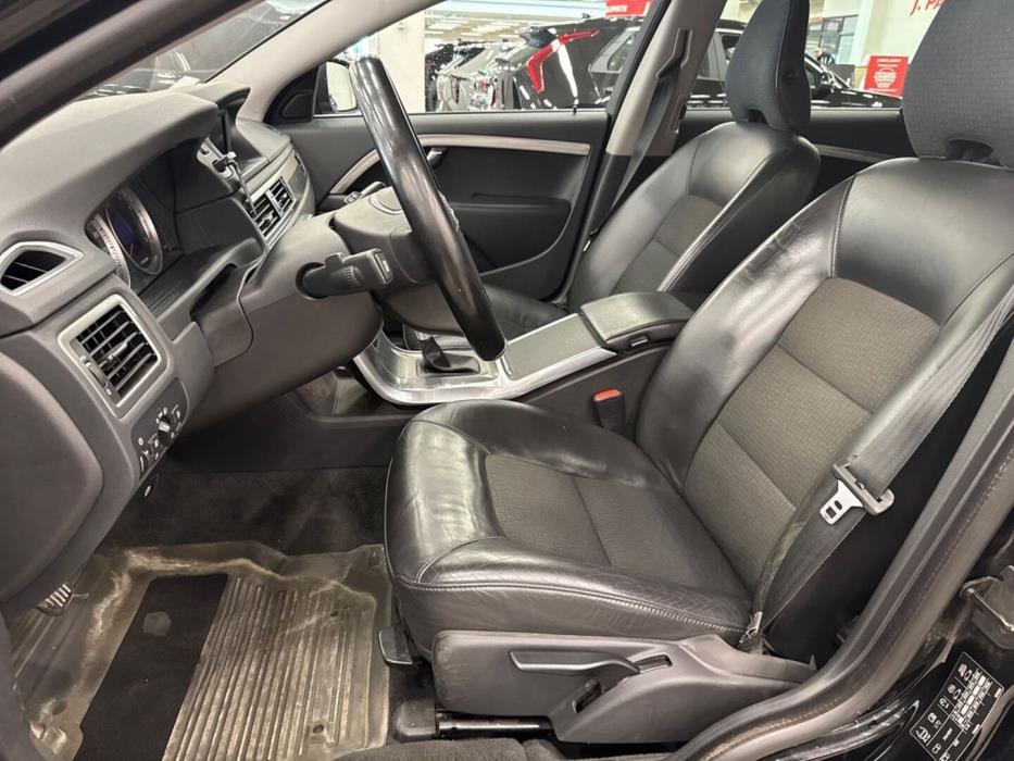 VOLVO V70 2011