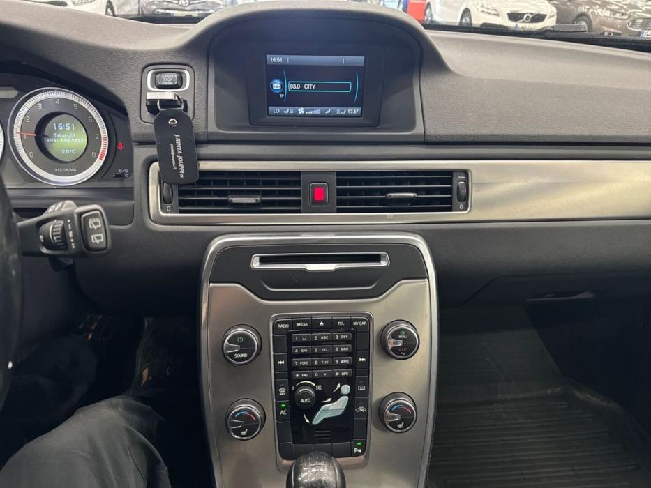VOLVO V70 2011