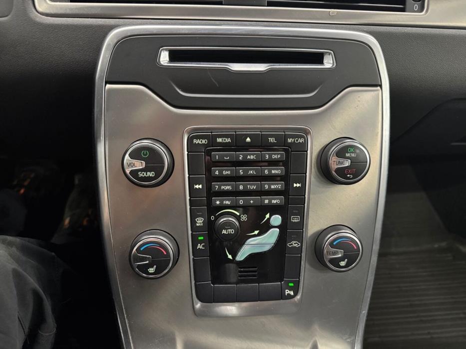 VOLVO V70 2011