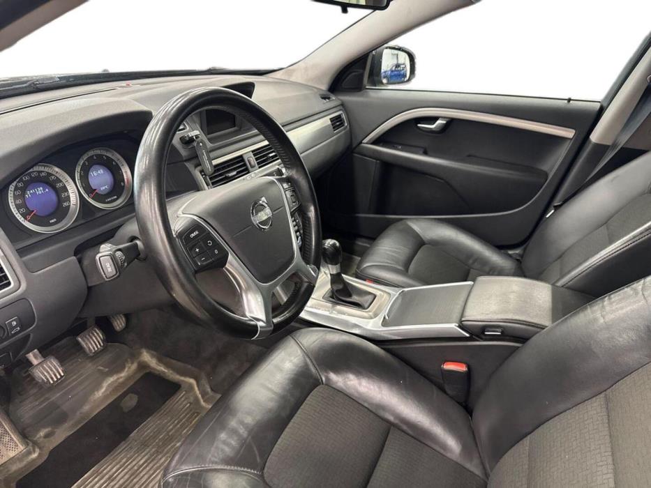 VOLVO V70 2011