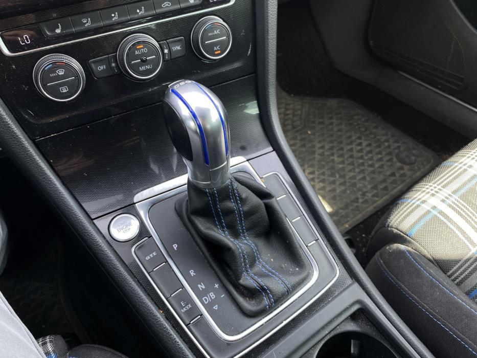 VOLKSWAGEN Golf 2016