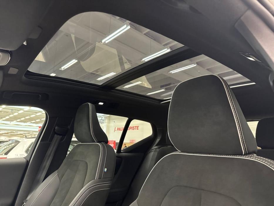 VOLVO XC40 2023