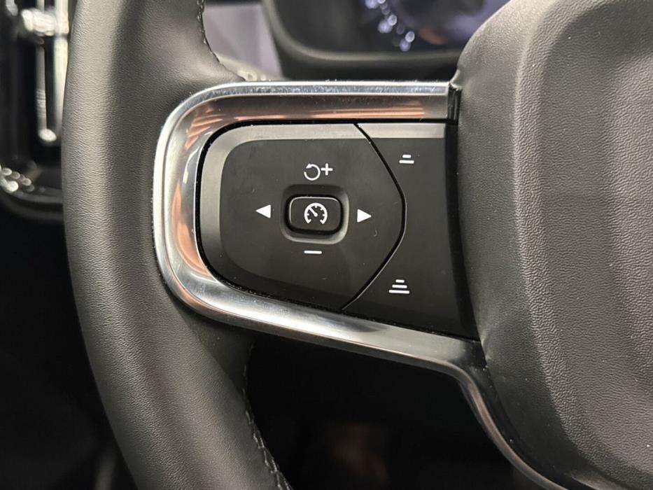 VOLVO XC40 2023
