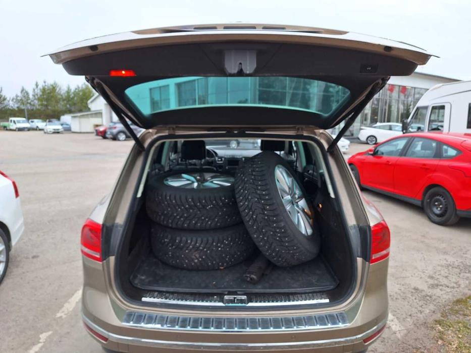 VOLKSWAGEN Touareg 2016