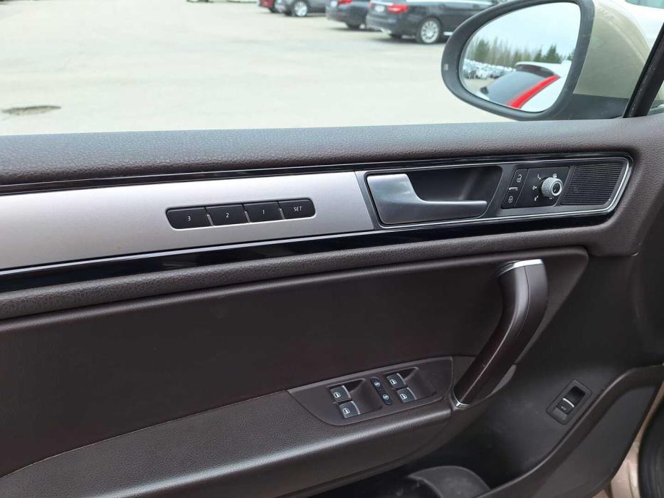 VOLKSWAGEN Touareg 2016