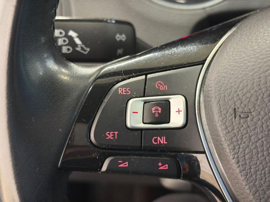 VOLKSWAGEN Polo 2015