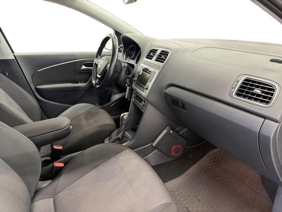 VOLKSWAGEN Polo 2015
