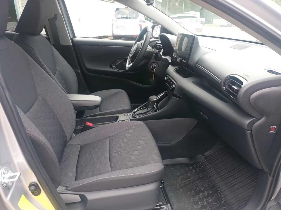 TOYOTA Yaris 2025