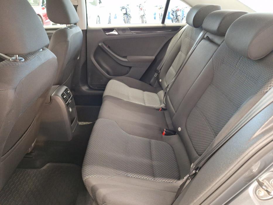 VOLKSWAGEN Jetta 2011