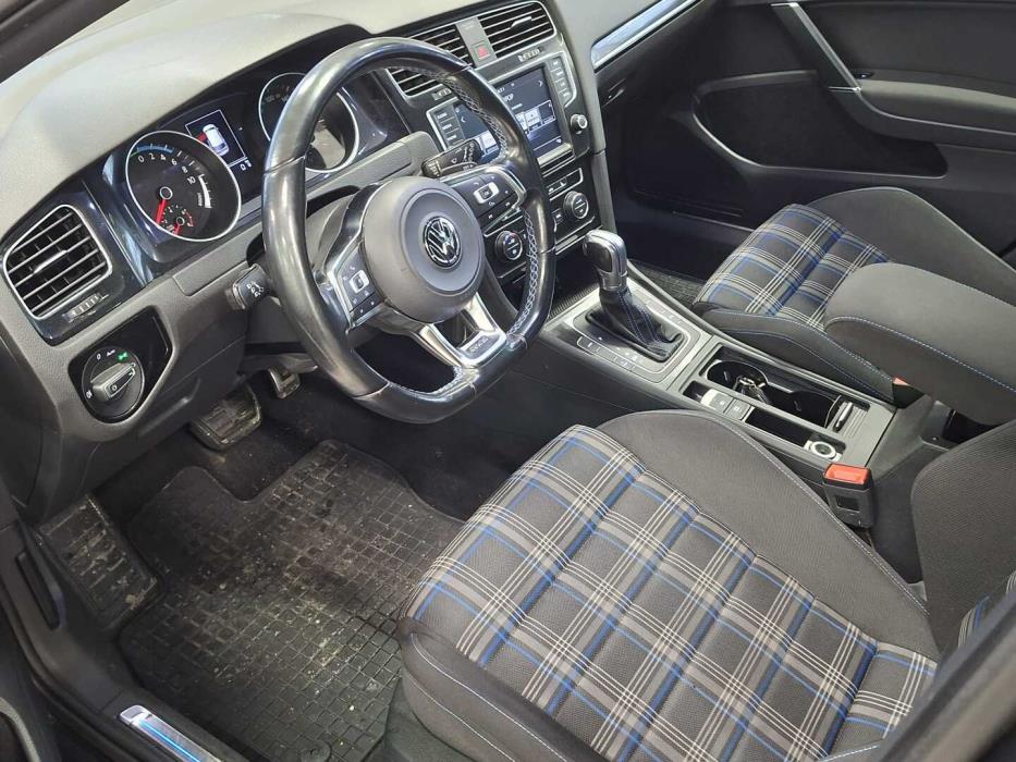 VOLKSWAGEN Golf 2016