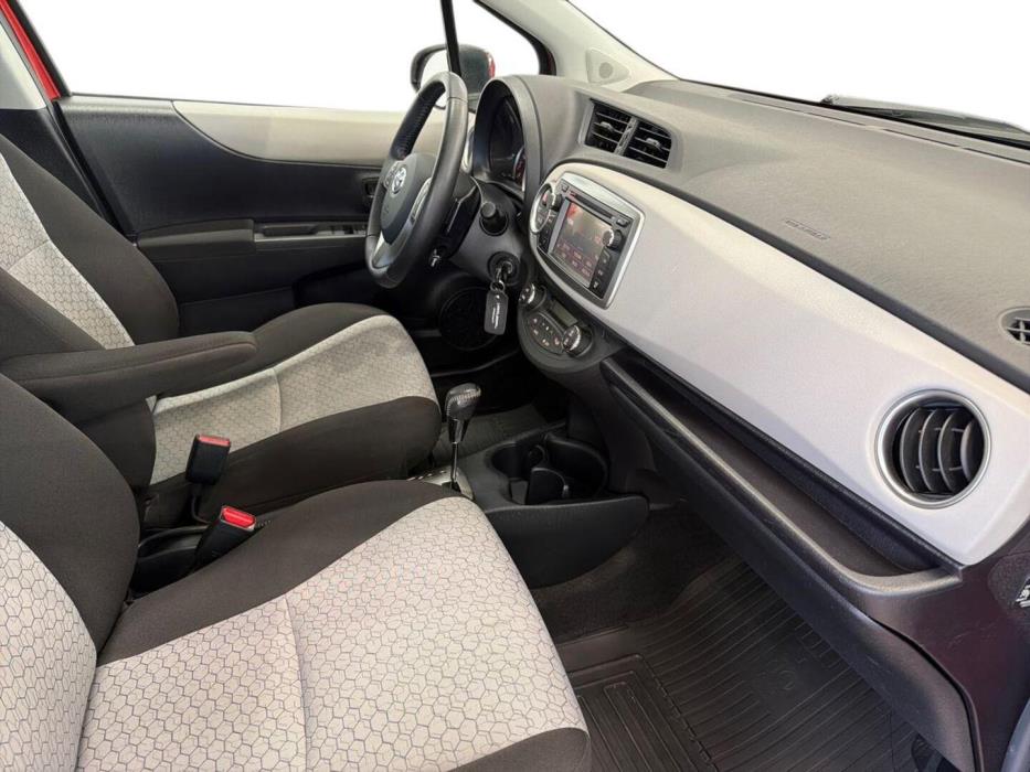 TOYOTA Yaris 2013