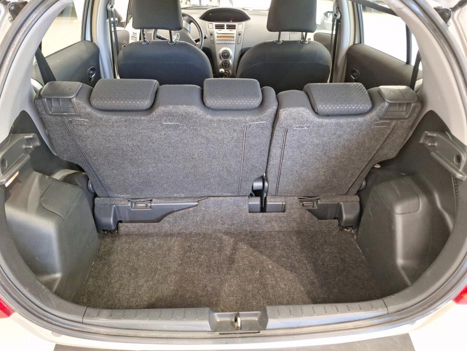 TOYOTA Yaris 2011