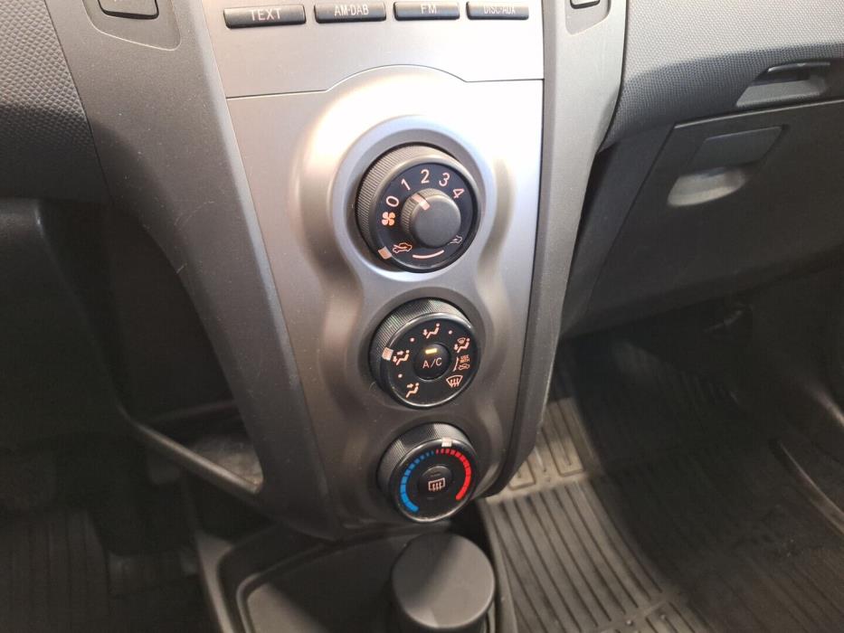 TOYOTA Yaris 2011
