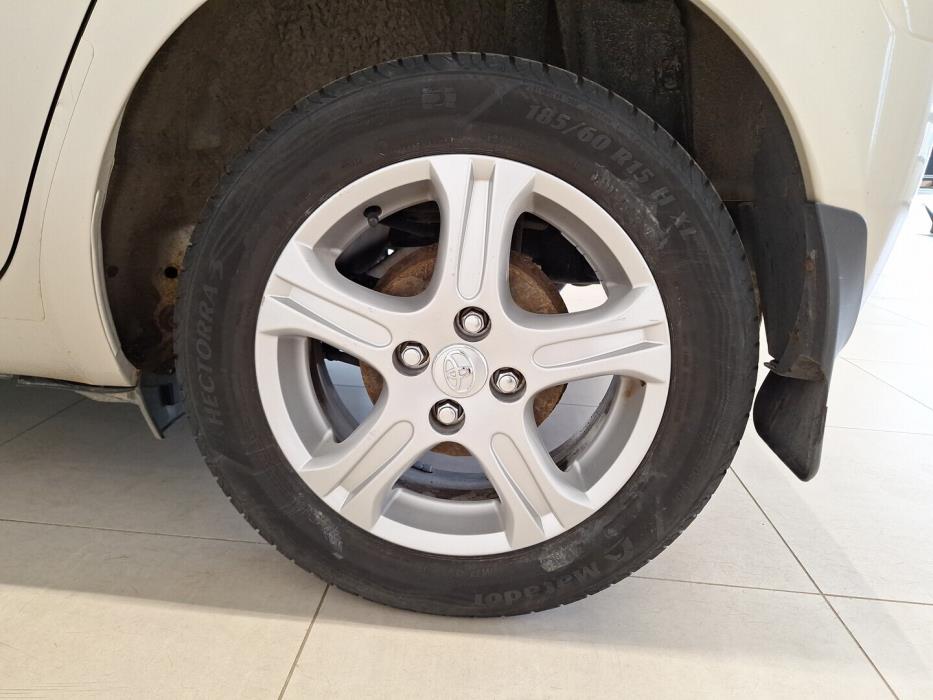 TOYOTA Yaris 2011