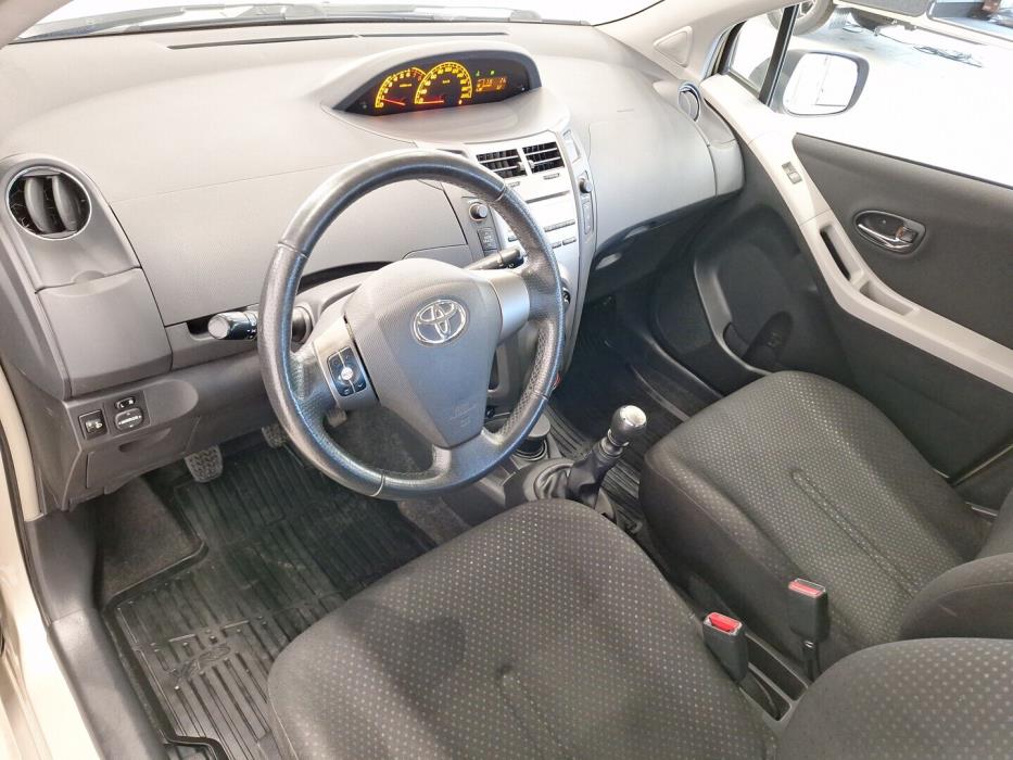 TOYOTA Yaris 2011