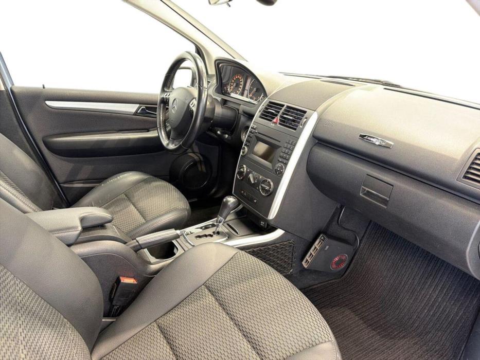 MERCEDES-BENZ A 2011
