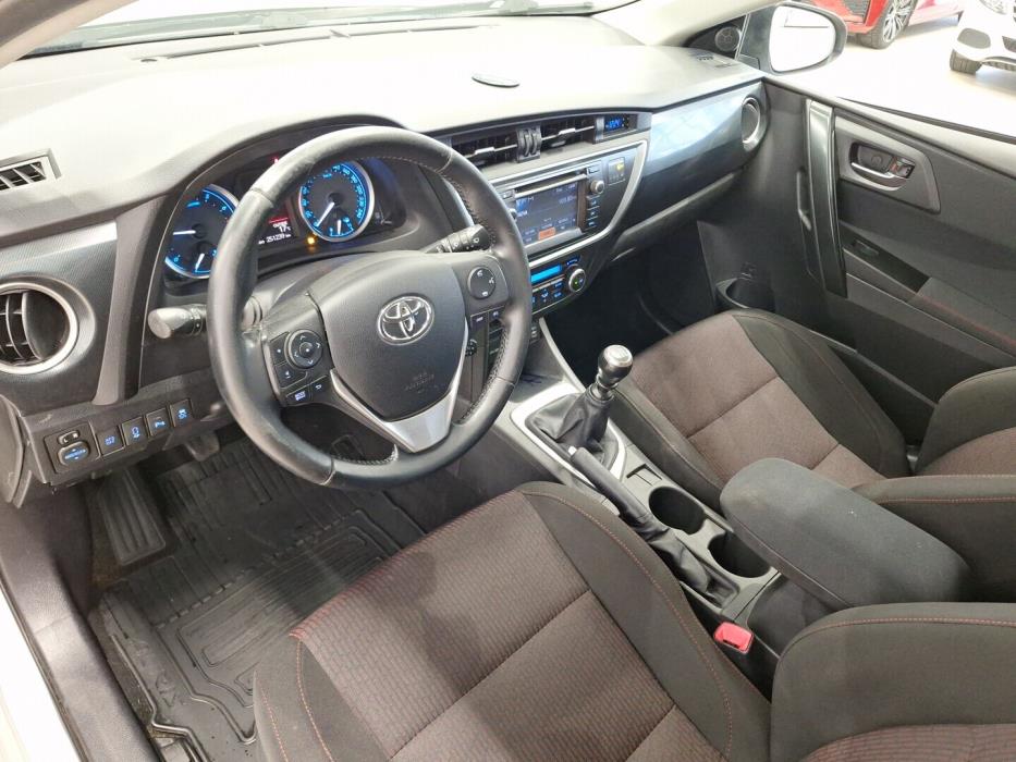 TOYOTA Auris 2015