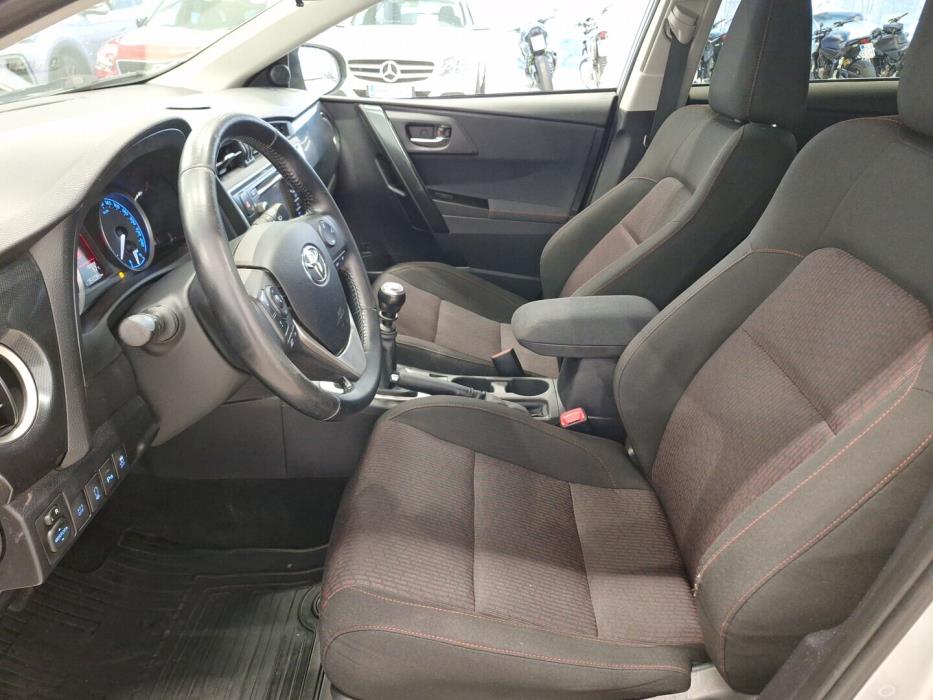 TOYOTA Auris 2015