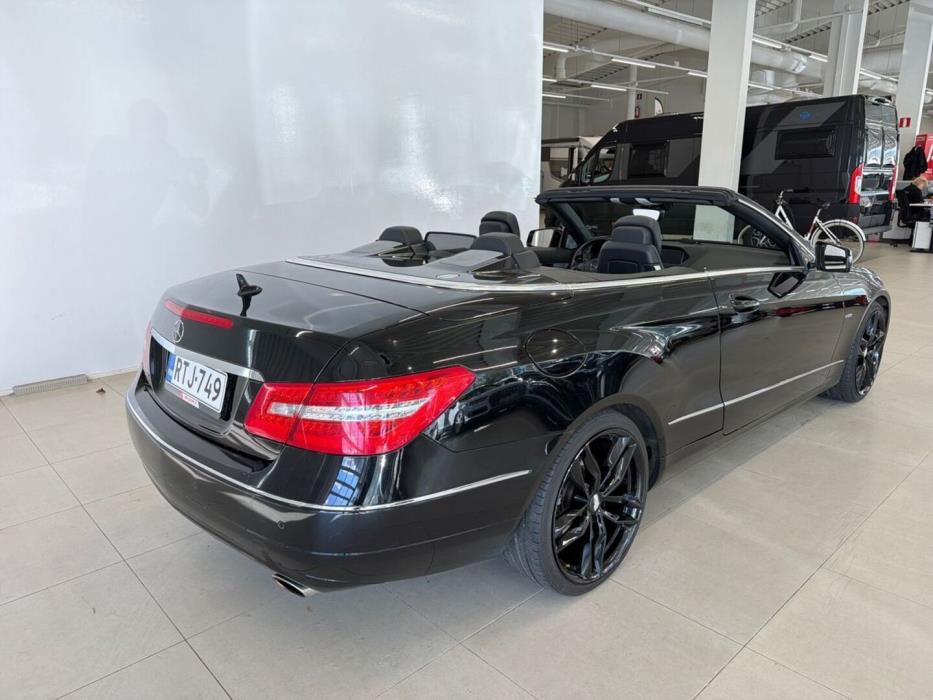 MERCEDES-BENZ E 2011
