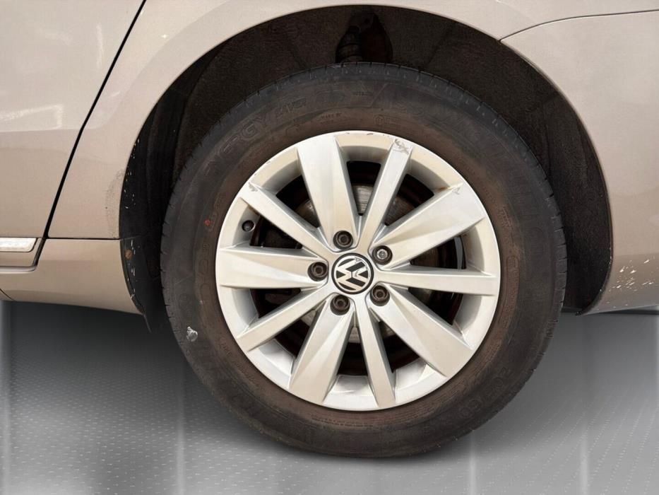 VOLKSWAGEN Passat 2011