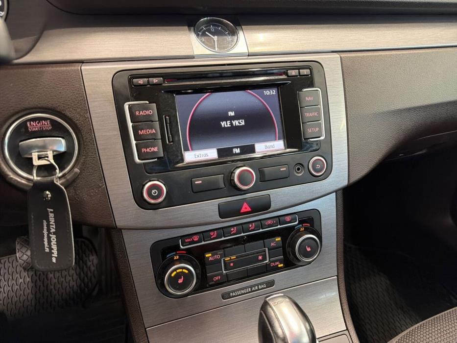 VOLKSWAGEN Passat 2011