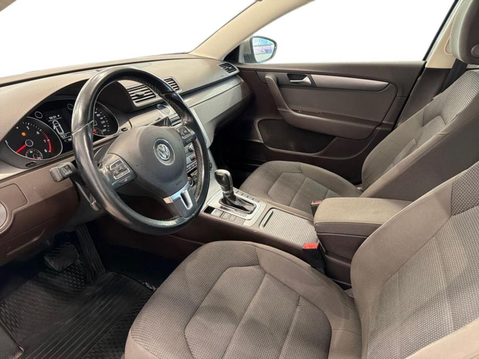 VOLKSWAGEN Passat 2011