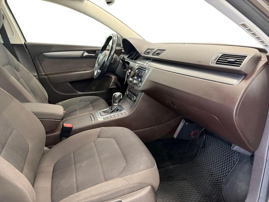VOLKSWAGEN Passat 2011