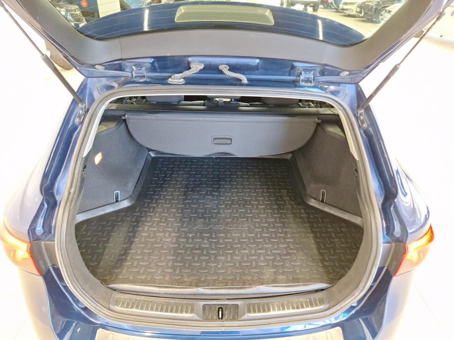 TOYOTA Avensis 2015