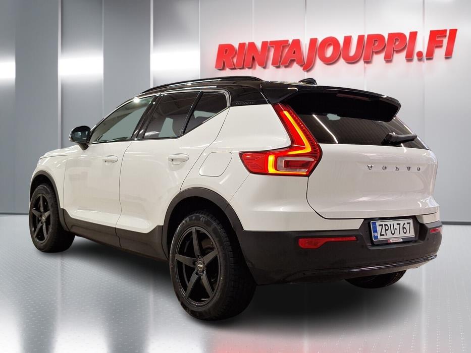 VOLVO XC40 2023