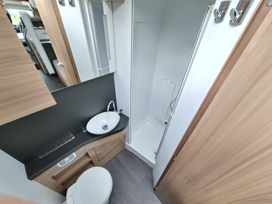 ADRIA Matrix Supreme 670 SLT 2019