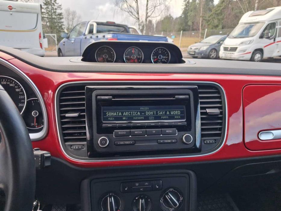 VOLKSWAGEN Beetle 2012