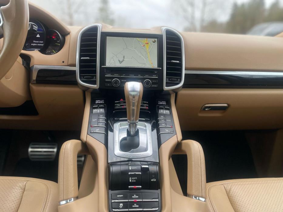 PORSCHE Cayenne 2016