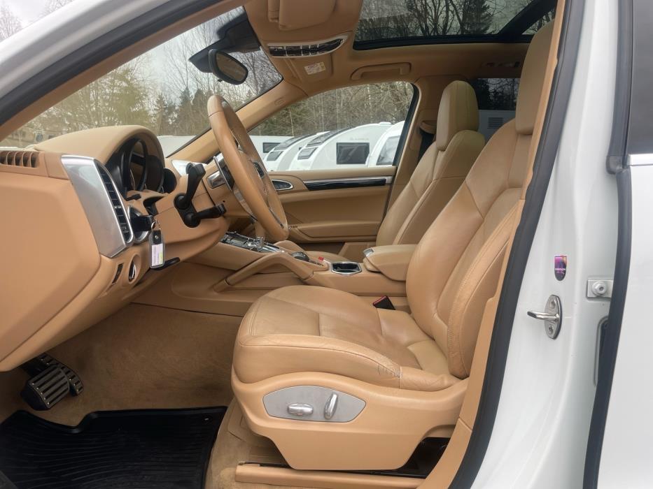 PORSCHE Cayenne 2016