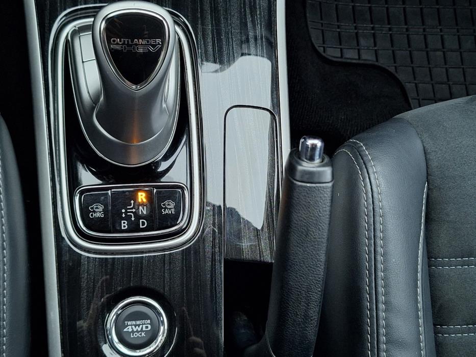 MITSUBISHI Outlander PHEV 2016