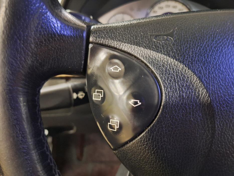 MERCEDES-BENZ E 2004