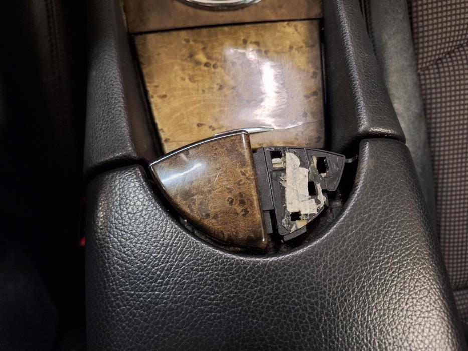 MERCEDES-BENZ E 2004