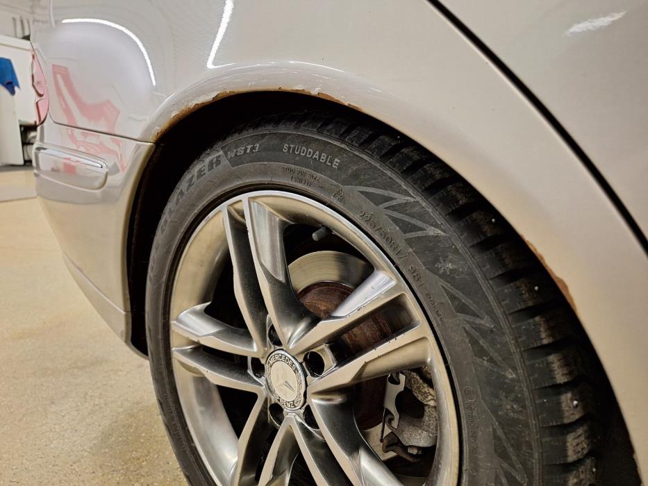 MERCEDES-BENZ E 2004