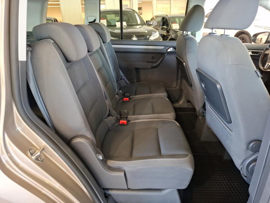 VOLKSWAGEN Touran 2011