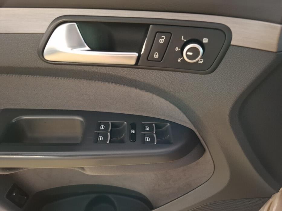 VOLKSWAGEN Touran 2011