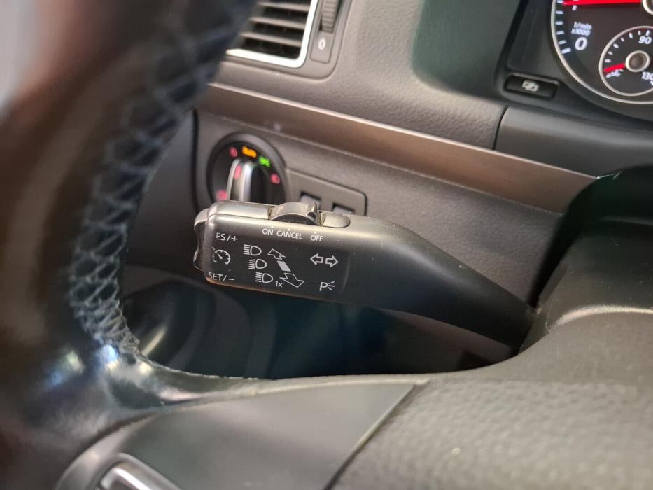 VOLKSWAGEN Touran 2011