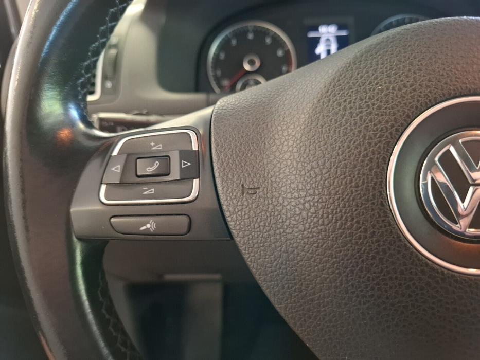 VOLKSWAGEN Touran 2011