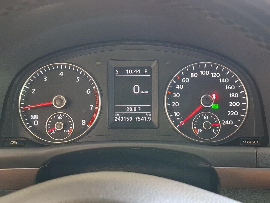 VOLKSWAGEN Touran 2011