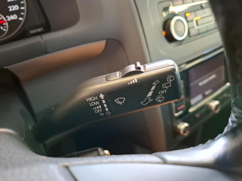 VOLKSWAGEN Touran 2011