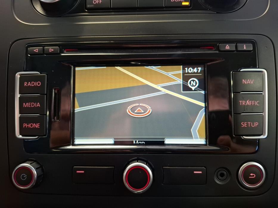 VOLKSWAGEN Touran 2011