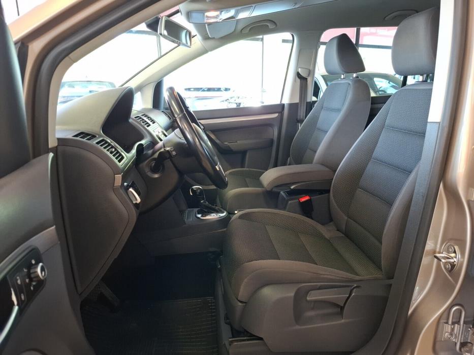 VOLKSWAGEN Touran 2011