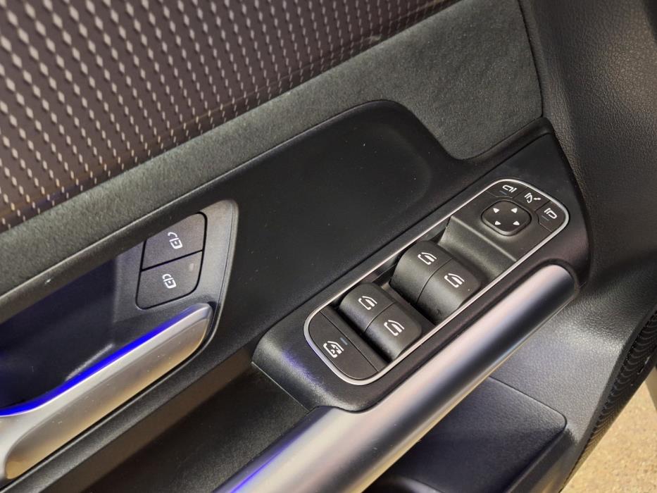 MERCEDES-BENZ EQA 2023