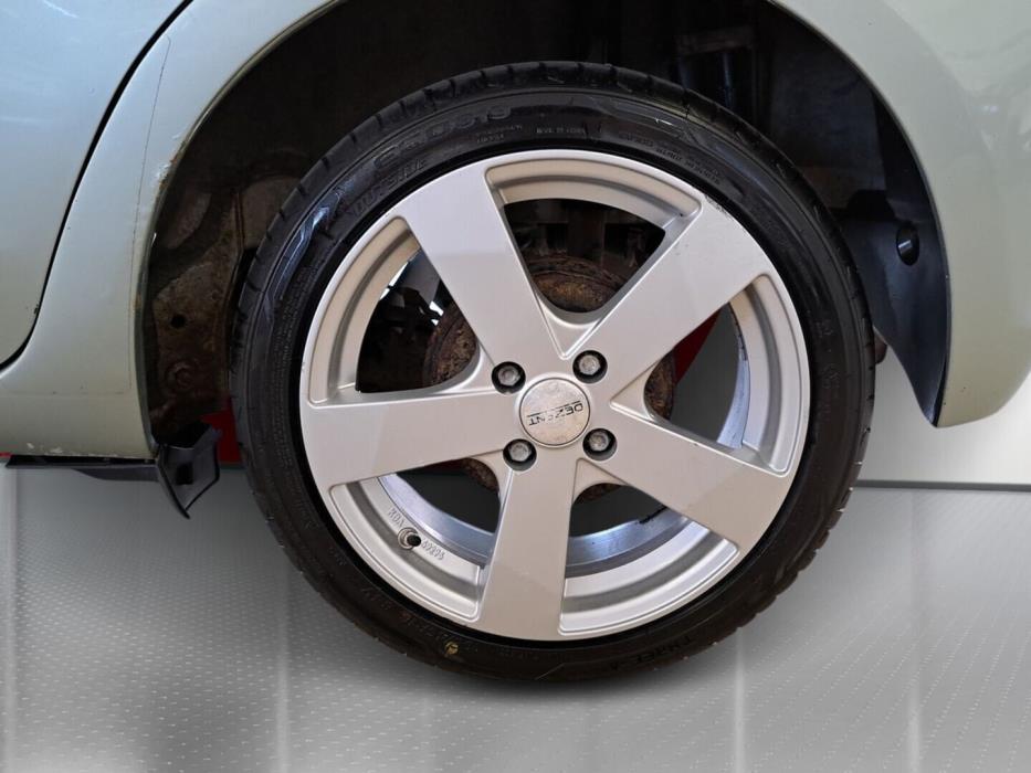 TOYOTA Yaris 2011
