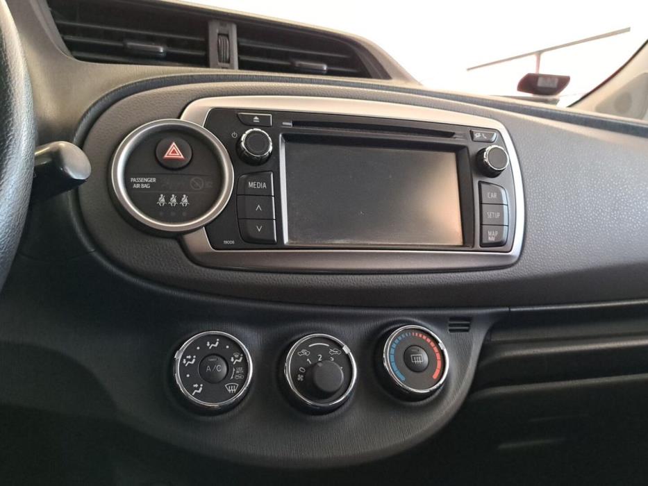 TOYOTA Yaris 2011
